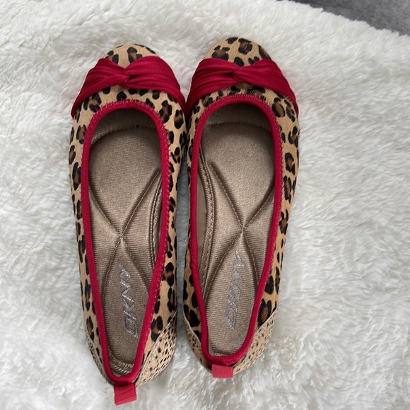 DKNY Leopard Ballerina Flats with Red Trim - Picture 5 of 7